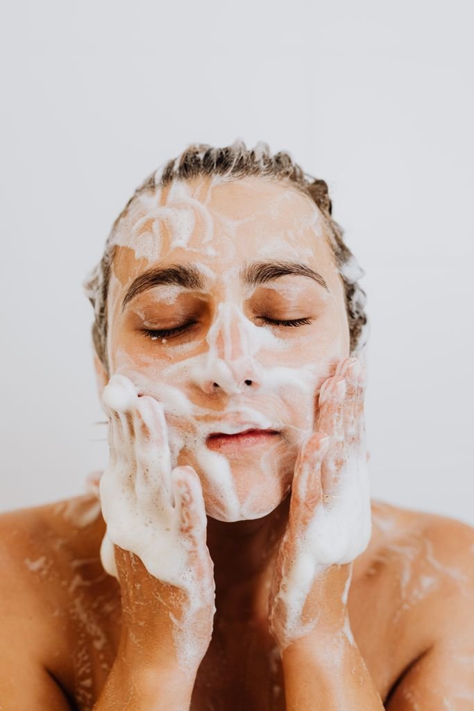 Washing the face gently, the first step to shrink a pimple overnight